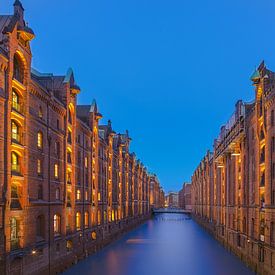 Havenstad Hamburg bij nacht van Sander Hupkes