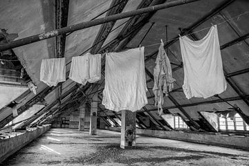 Die schmutzige Wäsche auf dem Dachboden von shoott photography