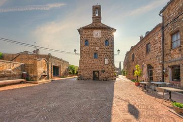 Sovana's historisch hoofdplein en middeleeuws stadhuis in Toscane van Stefano Orazzini