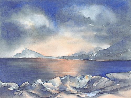 Wolken, bergen en de zee in de avond