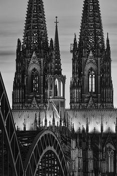 Kölner Dom in der Abenddämmerung