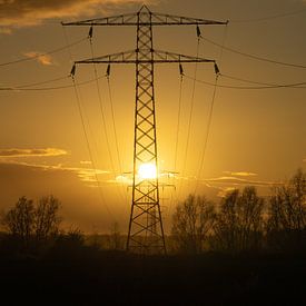 Silhouet van een hoogspanningsmast bij zonsondergang van Rob Baken