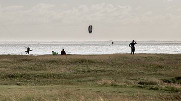 Kitesurfers met toeschouwers op het strand van St. Peter village van Alexander Wolff