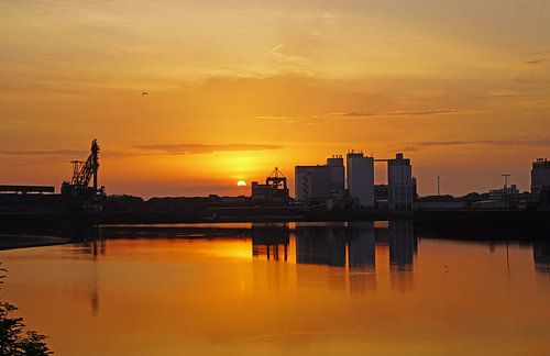 Zonsopgang in de haven van Bremen