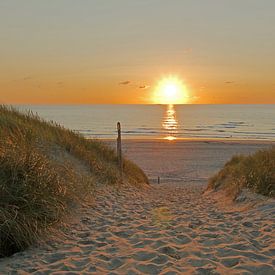 Coucher de soleil sur la mer sur Wim van der Geest
