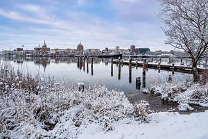 Blick über die Warnow auf die Hansestadt Rostock im Winter