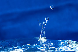 Aufspritzender Wassertropfen in Blau von Rense Sjoers