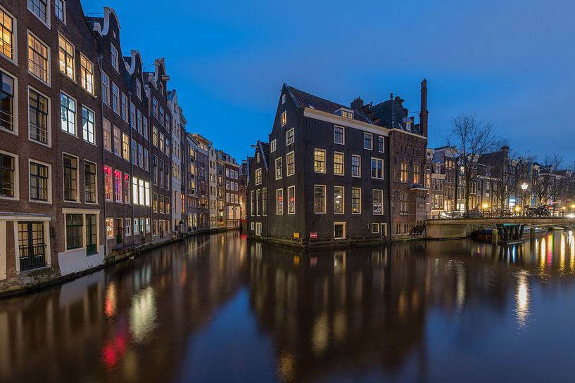 Oudezijds Voorburgwal Amsterdam at Blue hour  van Kevin Boelhouwer