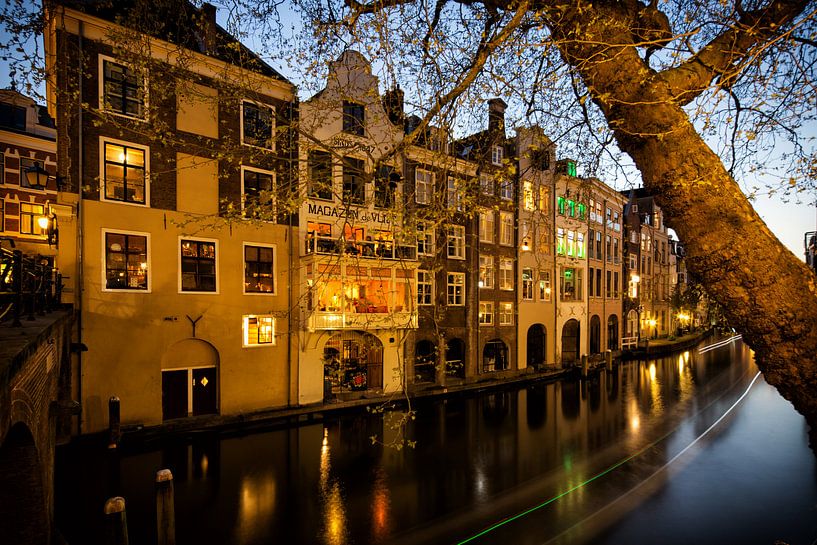 De Oudegracht en grachtenpanden gezien vanaf de Gaardbrug in Utrecht in het avondlicht (kleur) van André Blom Fotografie Utrecht