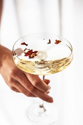 Verre de bulles avec pétales de rose