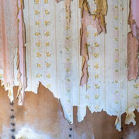 Zelf roze verweerd behang is mooi van Jose Gieskes