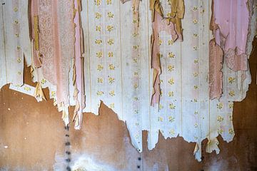 Zelf roze verweerd behang is mooi van Jose Gieskes