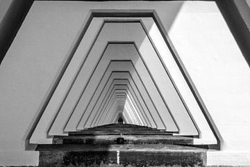 Perspectief in zwart wit, van de Pijlers van de Zeelandbrug