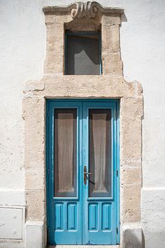 Kunstfoto von aquablauer Tür mit Türpfosten aus Naturstein, Italien von Monique Tekstra-van Lochem