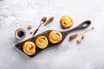 Leckeres Frühstück mit Kaffeebrötchen und Kaffee