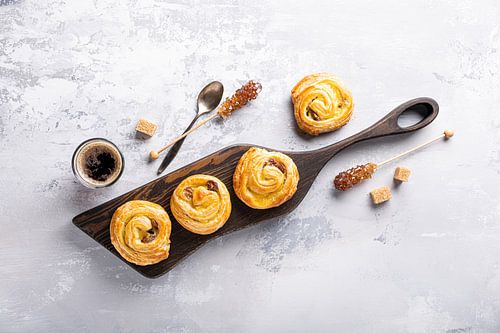 Lekker ontbijt met koffiebroodjes en koffie