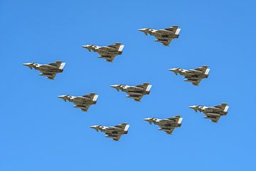 Formatie van 9 Royal Air Force Eurofighter Typhoons.