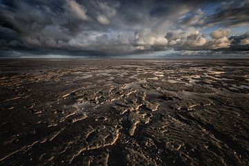 Dreigende wolkenluchten boven de waddenzee. van Bas Meelker