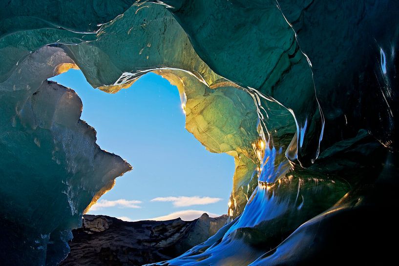 Entrée d'une grotte de glace sous un glacier en Islande par Anton de Zeeuw