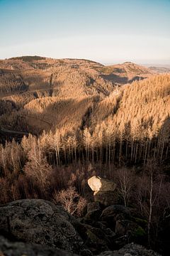 De zon licht de de bergen van de Harz op van Laura Bosch