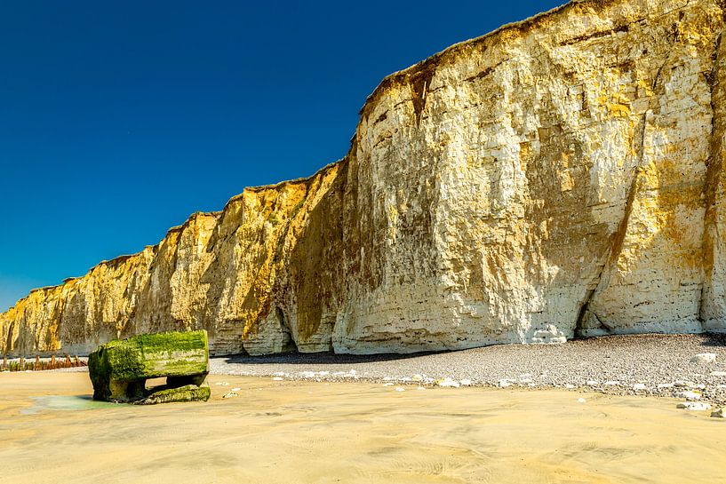 Avondwandeling op het strand in het mooie Normandië bij Saint-Aubin-Sur-Mer - Frankrijk van Oliver Hlavaty
