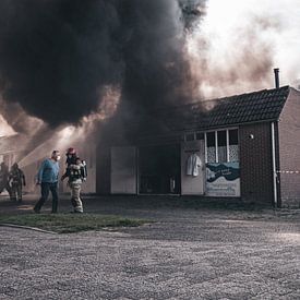 Grote brand in bedrijfsunit Ambachtsmark Almere Haven van Damian Ruitenga
