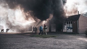 Grand incendie dans l'unité commerciale Ambachtsmark Almere Haven