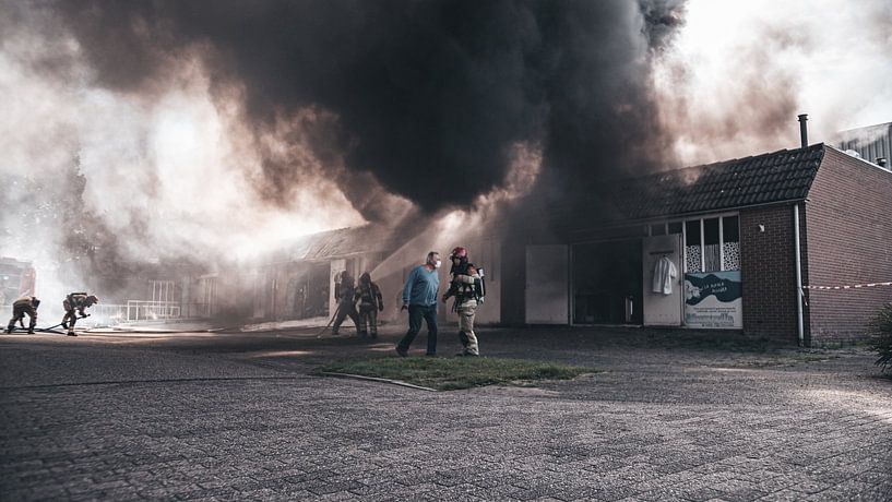 Grand incendie dans l'unité commerciale Ambachtsmark Almere Haven par Damian Ruitenga