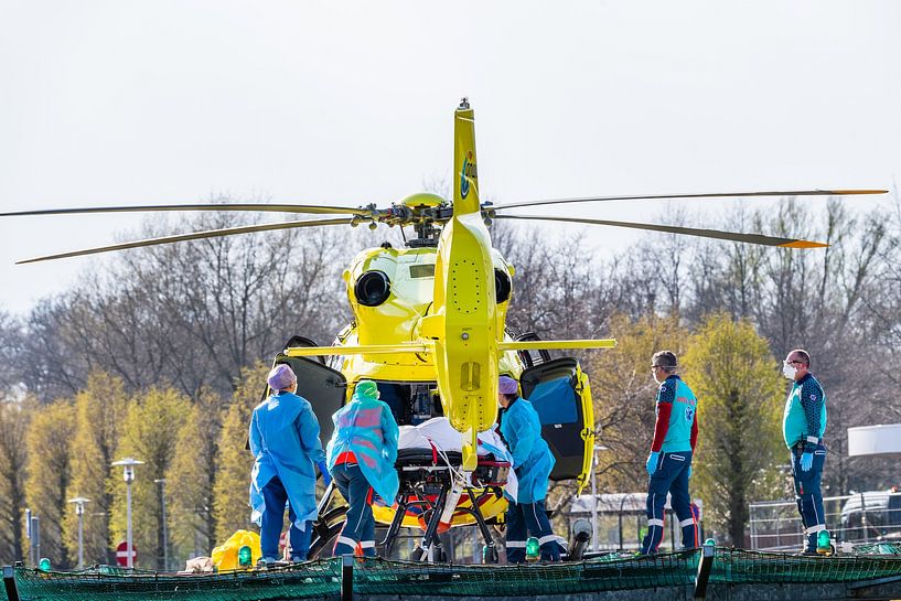 Le Lifeliner 5 transporte un patient atteint de corona. par Jack Brekelmans