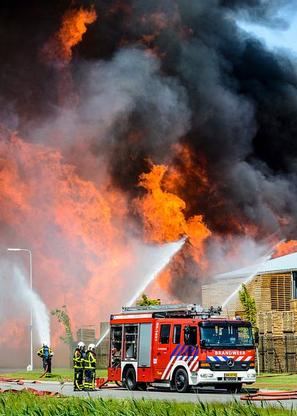 Feuerwehrauto vor einem Brand in einem Industriegebiet von Sjoerd van der Wal Fotografie