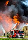 Feuerwehrauto vor einem Brand in einem Industriegebiet von Sjoerd van der Wal Fotografie Miniaturansicht