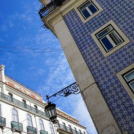 Kleurrijke blauwe tegels op een gevel in Lissabon
