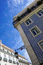 Kleurrijke blauwe tegels op een gevel in Lissabon van Jacoba de Boer thumbnail
