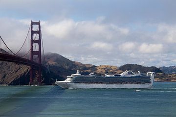 Cruiseship passeert Golden Gate Bridge San Francisco van Henk Alblas