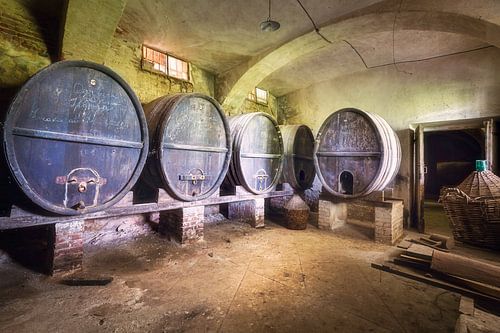 Tonneaux de vin abandonnés dans la cave.