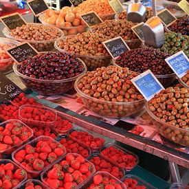 Fruit en Olijven op de markt von Jan Roodzand
