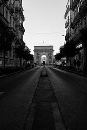Sunset at the triumphal arch of Peyrou, Montpellier van Luis Boullosa