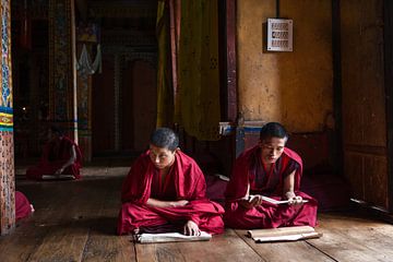 Jonge monniken in gebed ruimte in Dzong van Trongsa Bhutan. Wout Kok One2expose van Wout Kok