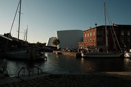 Moderne architectuur in de historische haven van Stralsund