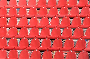 Rode stoelen op een tribune van Lars-Olof Nilsson