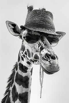 Giraffe met zonnebril en hoed in een studioportret van Poster Art Shop