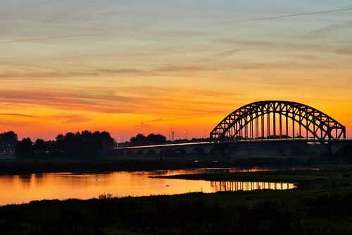 Coucher de soleil Pont de l'IJssel Zwolle Pays-Bas sur Laura Krol