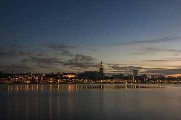 Nijmegen in de avond bij hoog water