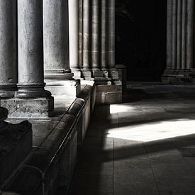 Zon en schaduw tussen de zuilen van een oude, Franse kerk van Birgitte Bergman