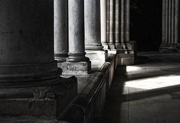 Zon en schaduw tussen de zuilen van een oude, Franse kerk van Birgitte Bergman