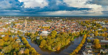 Vue aérienne de la ville de Zwolle lors d'une journée d'automne pluvieuse sur Sjoerd van der Wal Photographie