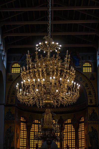 dunkle Kirche und ein goldener Kronleuchter von Lieve Sluijsmans