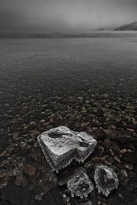Une pierre recouverte de glace dans le glacier transparent