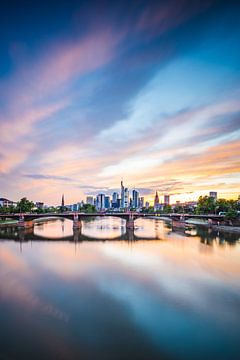 Frankfurt aan de Main met weerspiegeling in de Main en skyline van Fotos by Jan Wehnert
