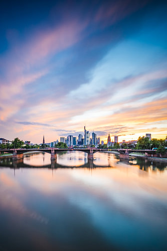 Frankfurt aan de Main met weerspiegeling in de Main en skyline
